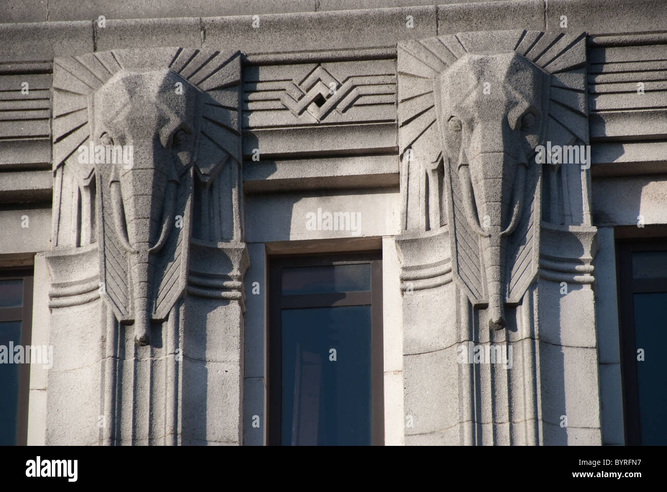 Testa di elefante incisioni su un edificio Art Deco di Halifax Yorkshire Foto Stock