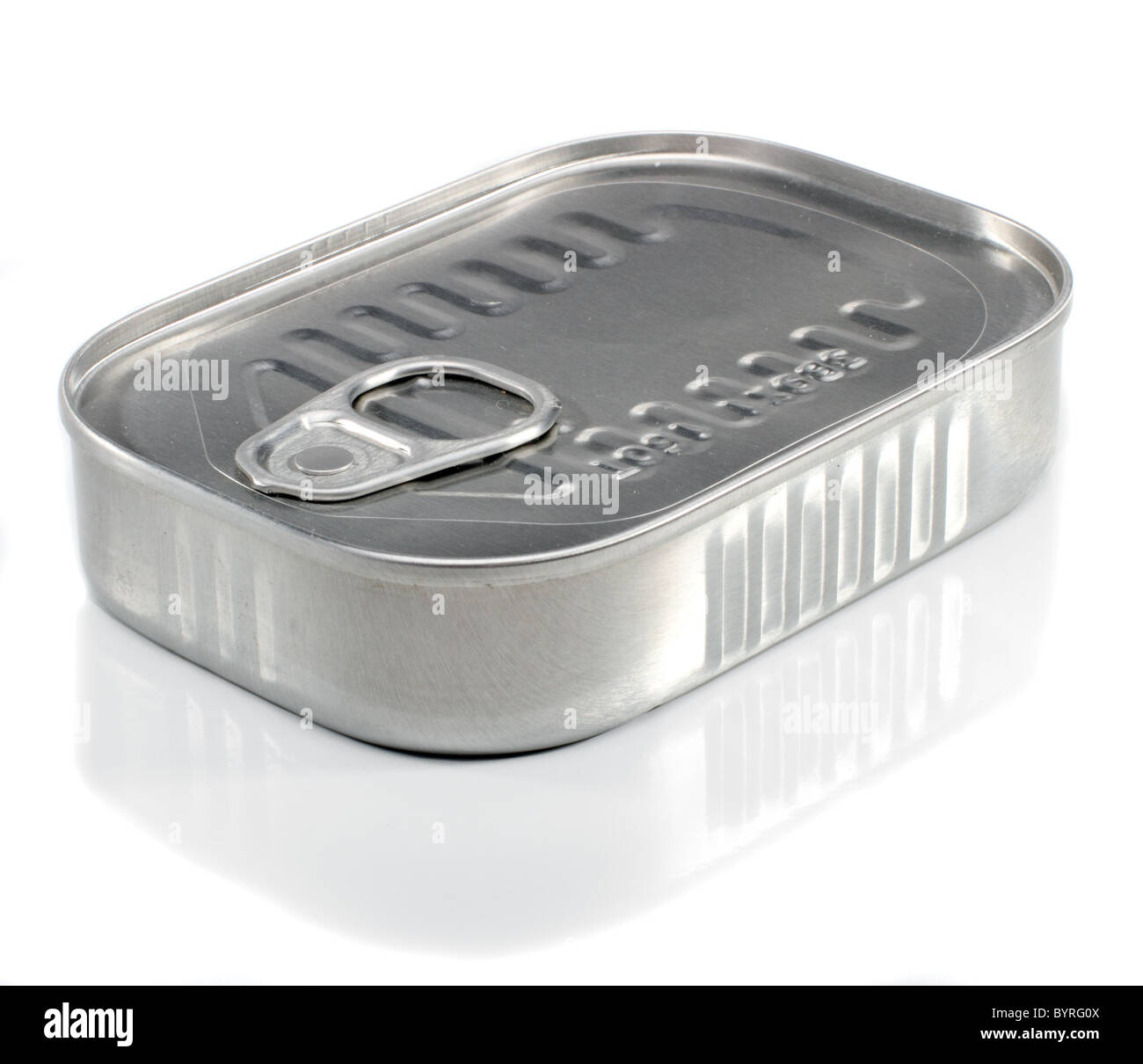 In confezione chiusa ad anello in metallo tirare la sardina può su sfondo bianco Foto Stock