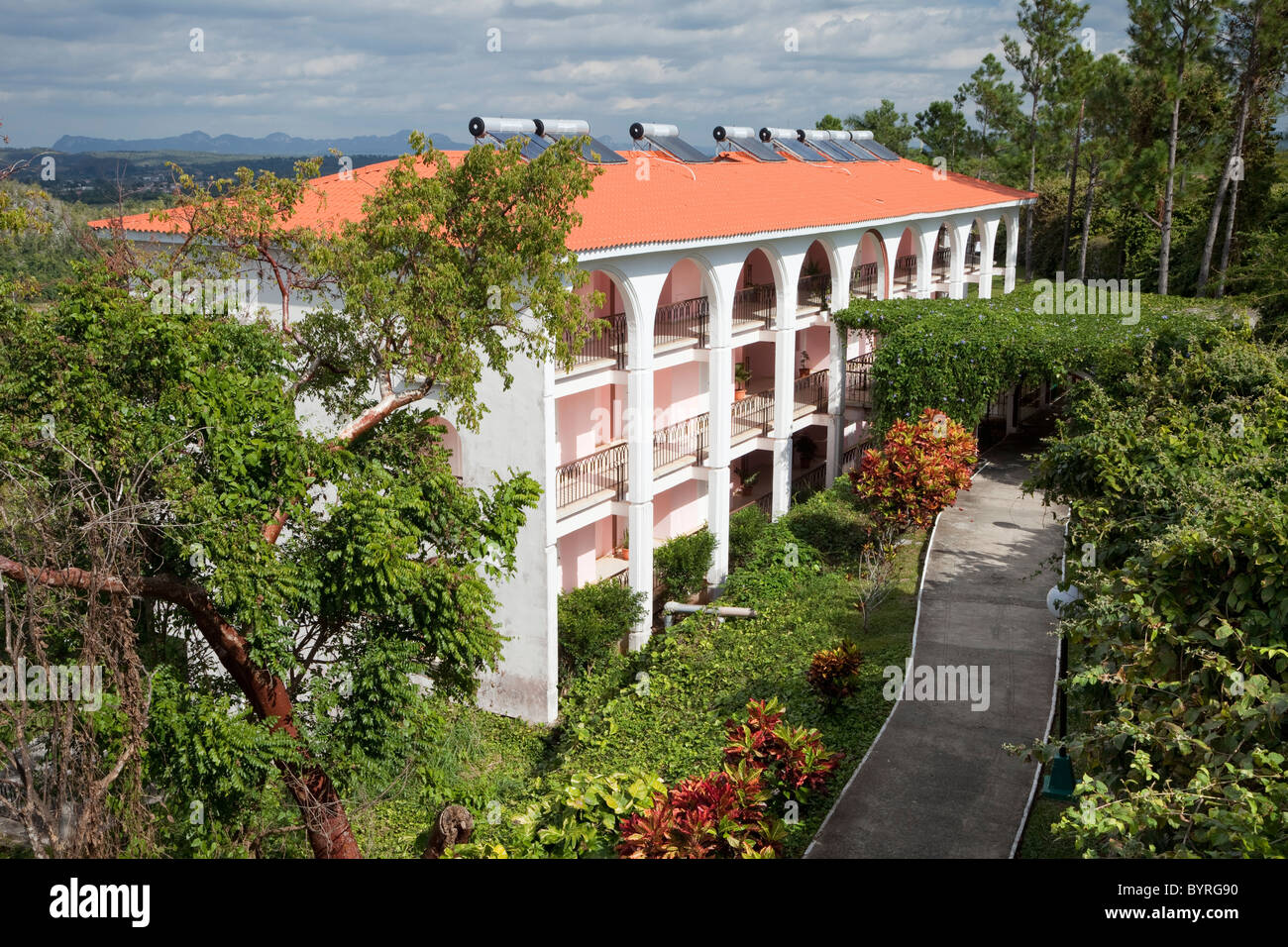 Cuba, Pinar del Rio Regione, Viñales (Vinales) Area. Pannelli fotovoltaici sul tetto dell'Hotel. Foto Stock