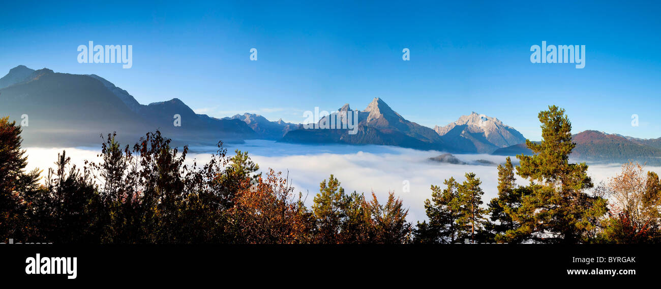 La nebbia che circonda le Alpi Berchtesgaden con i monti Watzmann e Hochkalter in autunno, Alta Baviera, Germania Foto Stock