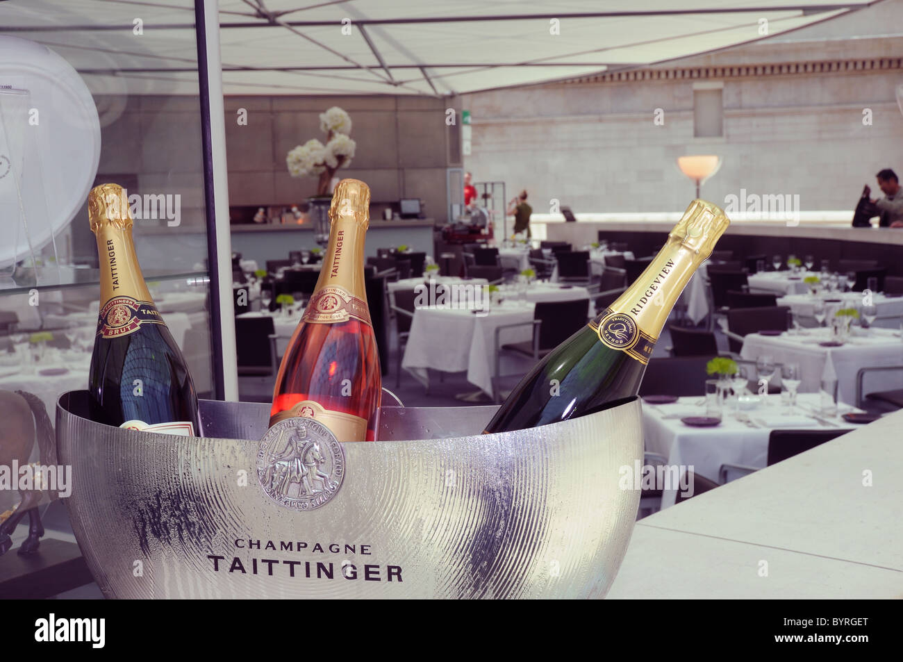 Bottiglie di champagne in un secchiello per il ghiaccio nel British Museum di Corte ristorante, Londra Foto Stock