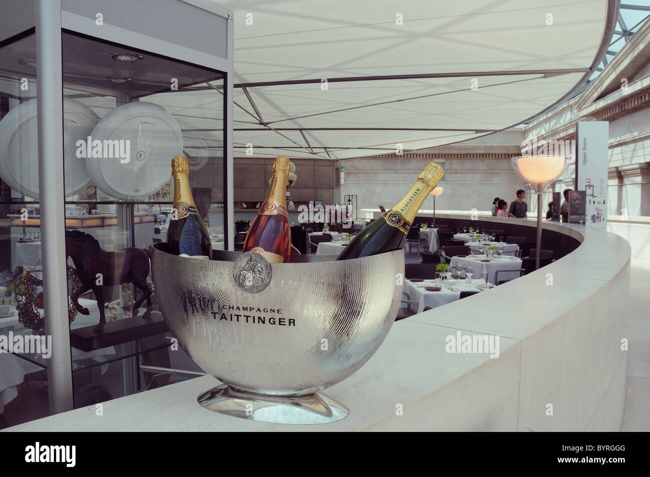 Bottiglie di champagne in un secchiello per il ghiaccio nel British Museum di Corte ristorante, Londra Foto Stock