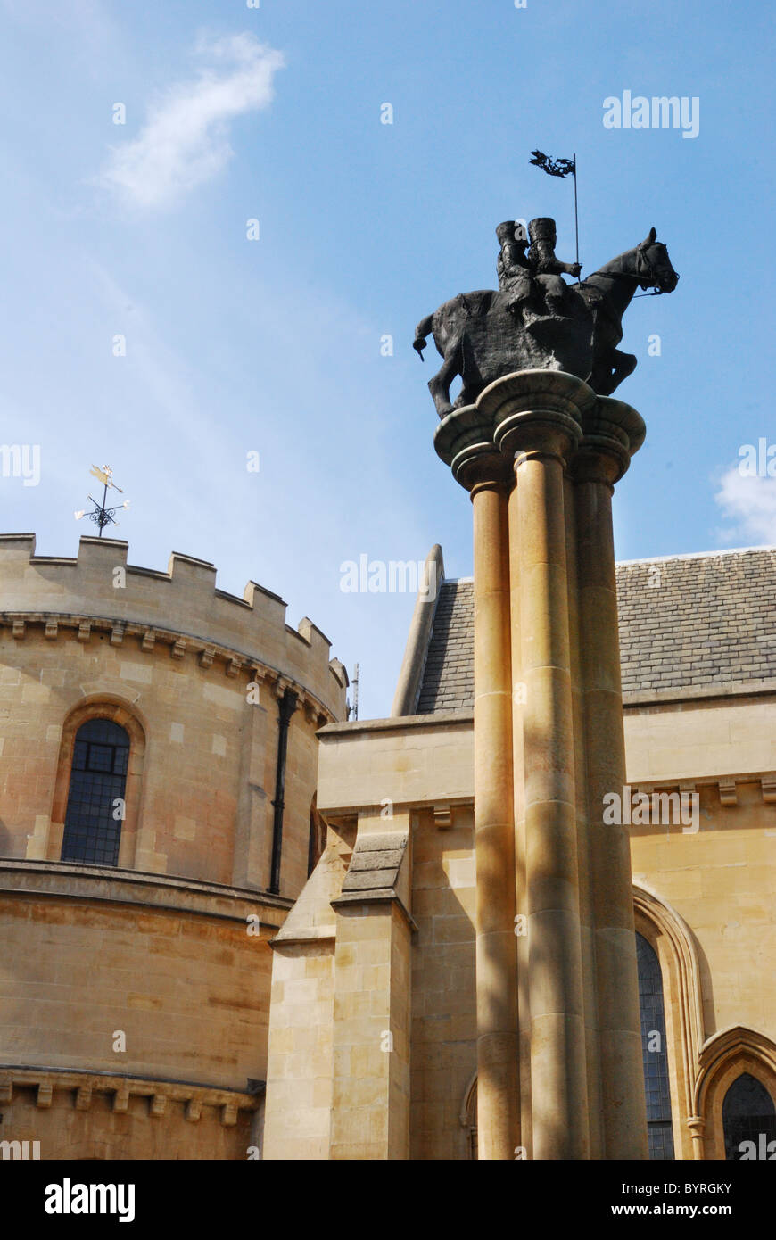 Una statua di due cavalieri su un cavallo, il simbolo dei Templari, al di fuori del tempio la Chiesa di Londra Foto Stock