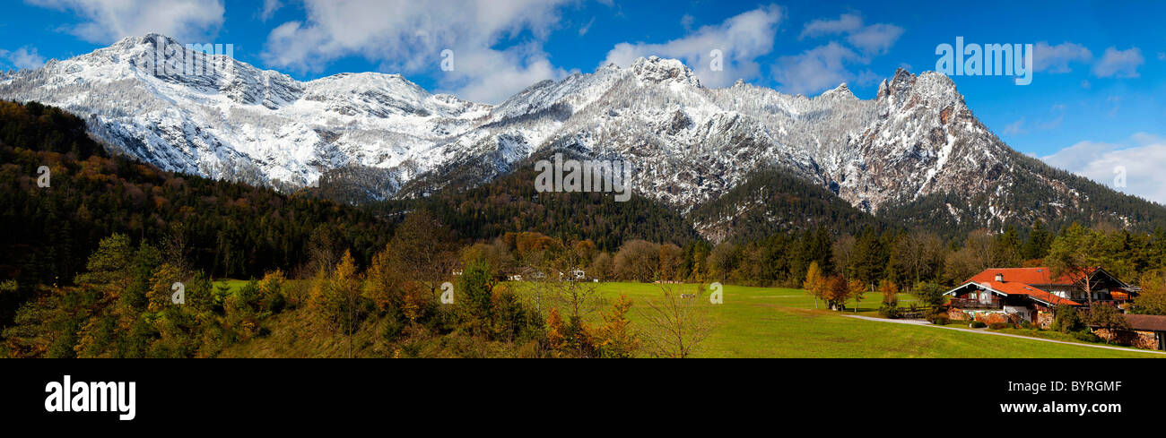 Montagne delle Alpi di Berchtesgaden che formano il cosiddetto Sleeping Witch (Schlafende Hexe) nella prima neve Foto Stock