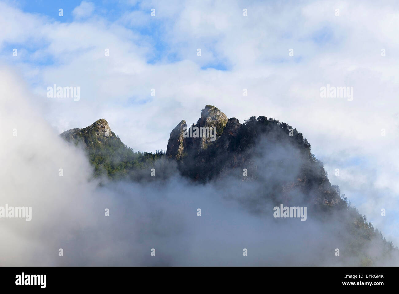 Silhouette delle montagne delle Alpi di Berchtesgaden che formano il cosiddetto Sleeping Witch (Schlafende Hexe) mostra al di sopra di nebbia Foto Stock