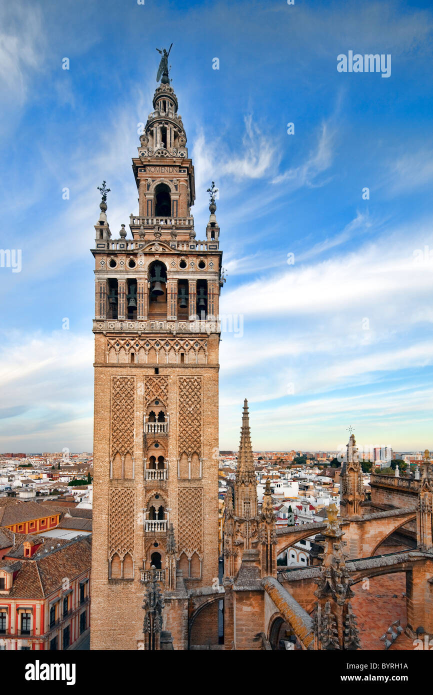 La torre Giralda come visto dal tetto di Santa Maria de la Sede cattedrale, Siviglia, Spagna Foto Stock