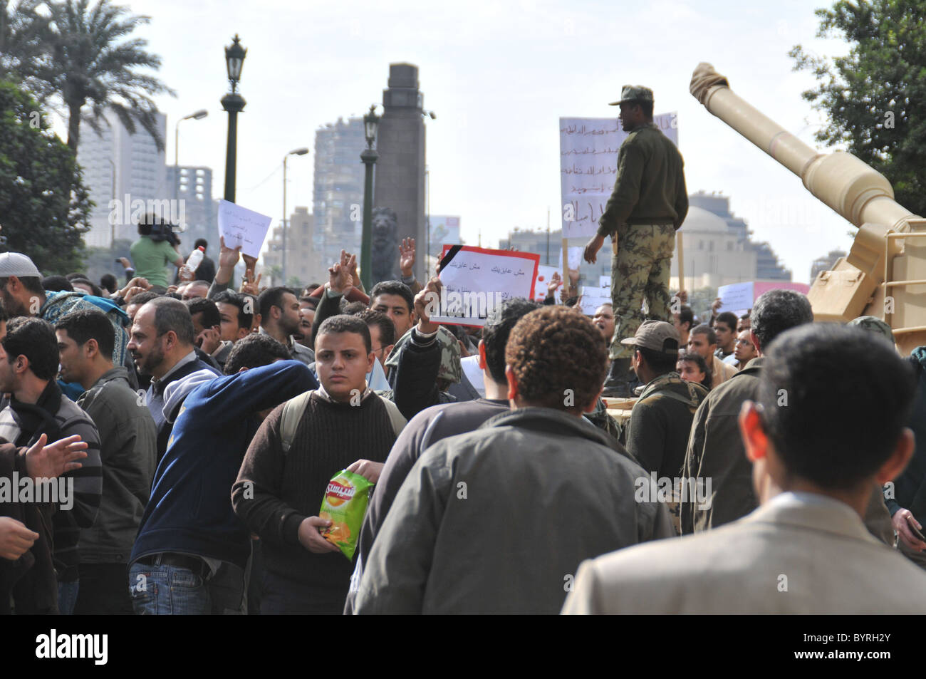 Scene in ed intorno a Tahrir Sq come pro-democrazia manifestanti assemblare al cambiamento della domanda e la rimozione del Presidente Mubarak. Foto Stock