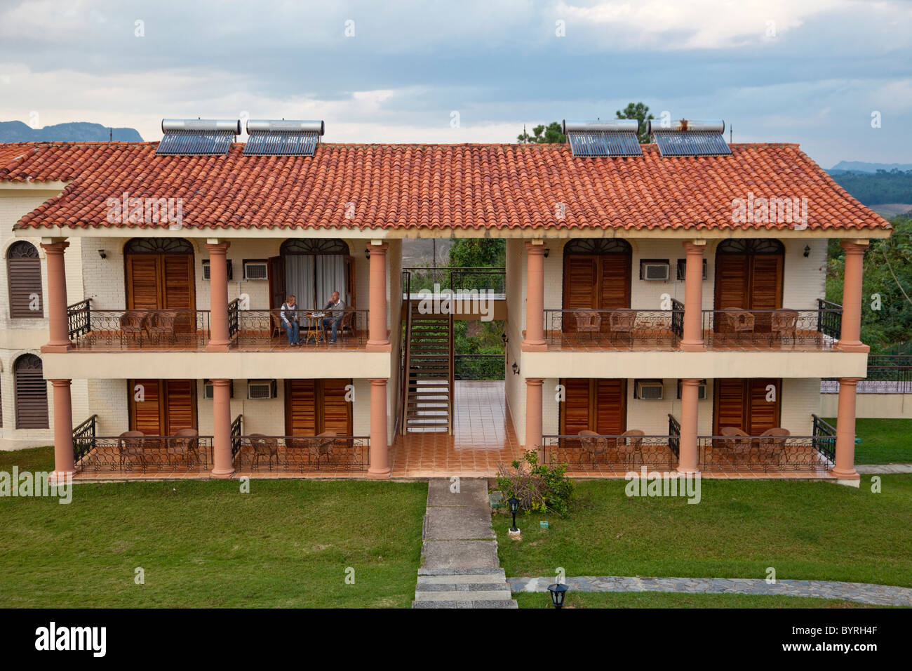 Cuba, Pinar del Rio Regione, Viñales (Vinales) Area. Pannelli solari sul tetto del locale Hotel Resort. Foto Stock