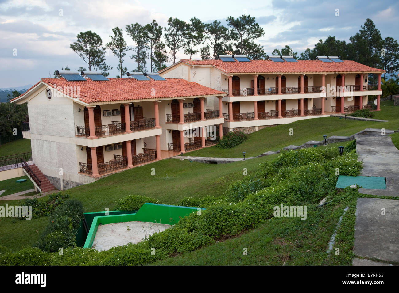 Cuba, Pinar del Rio Regione, Viñales (Vinales) Area. Pannelli solari sul tetto del locale Hotel Resort. Foto Stock