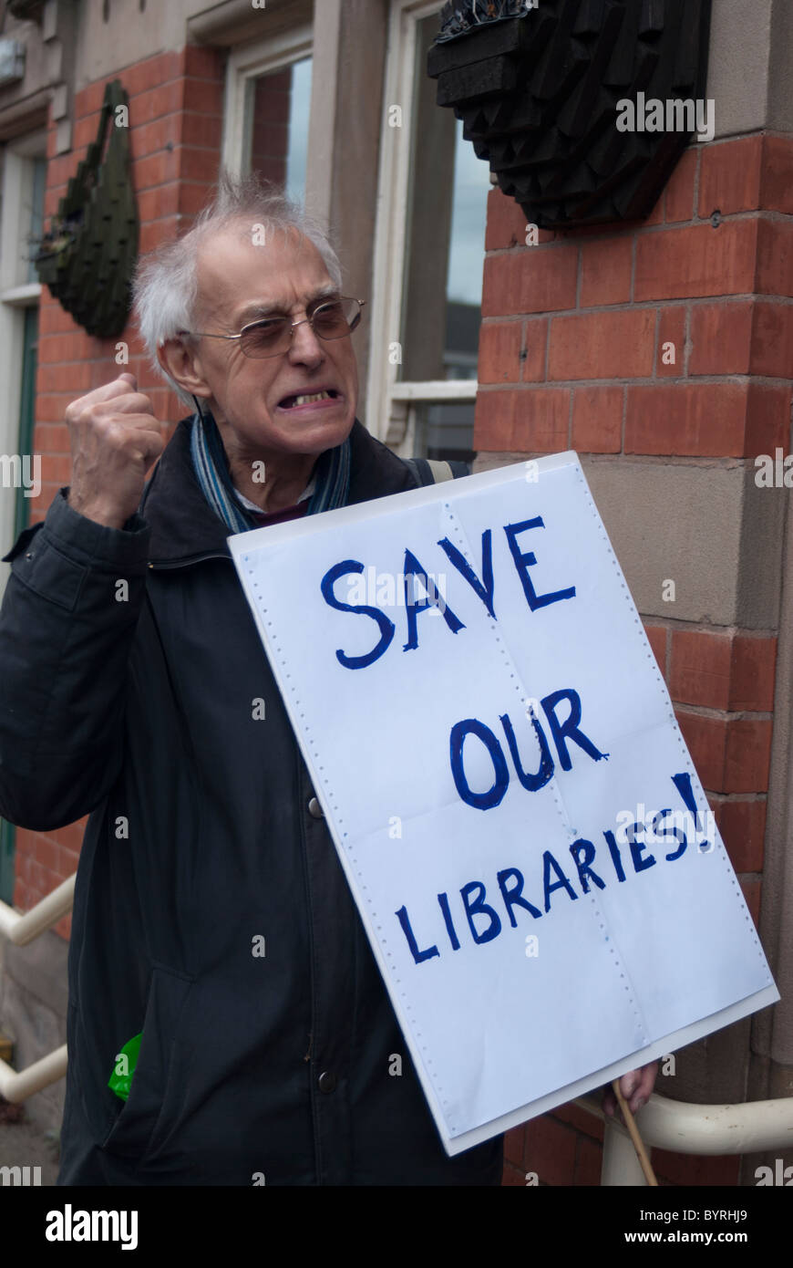 La dimostrazione al di fuori della Libreria Carlton, Nottingham, contro il governo taglia. Foto Stock