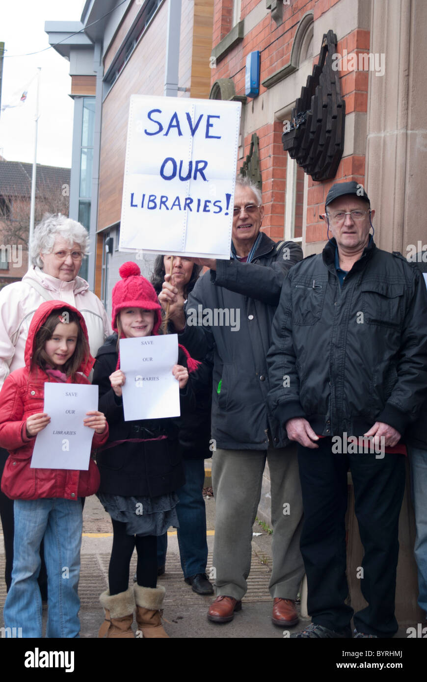 La dimostrazione al di fuori della Libreria Carlton, Nottingham, contro il governo taglia. Foto Stock