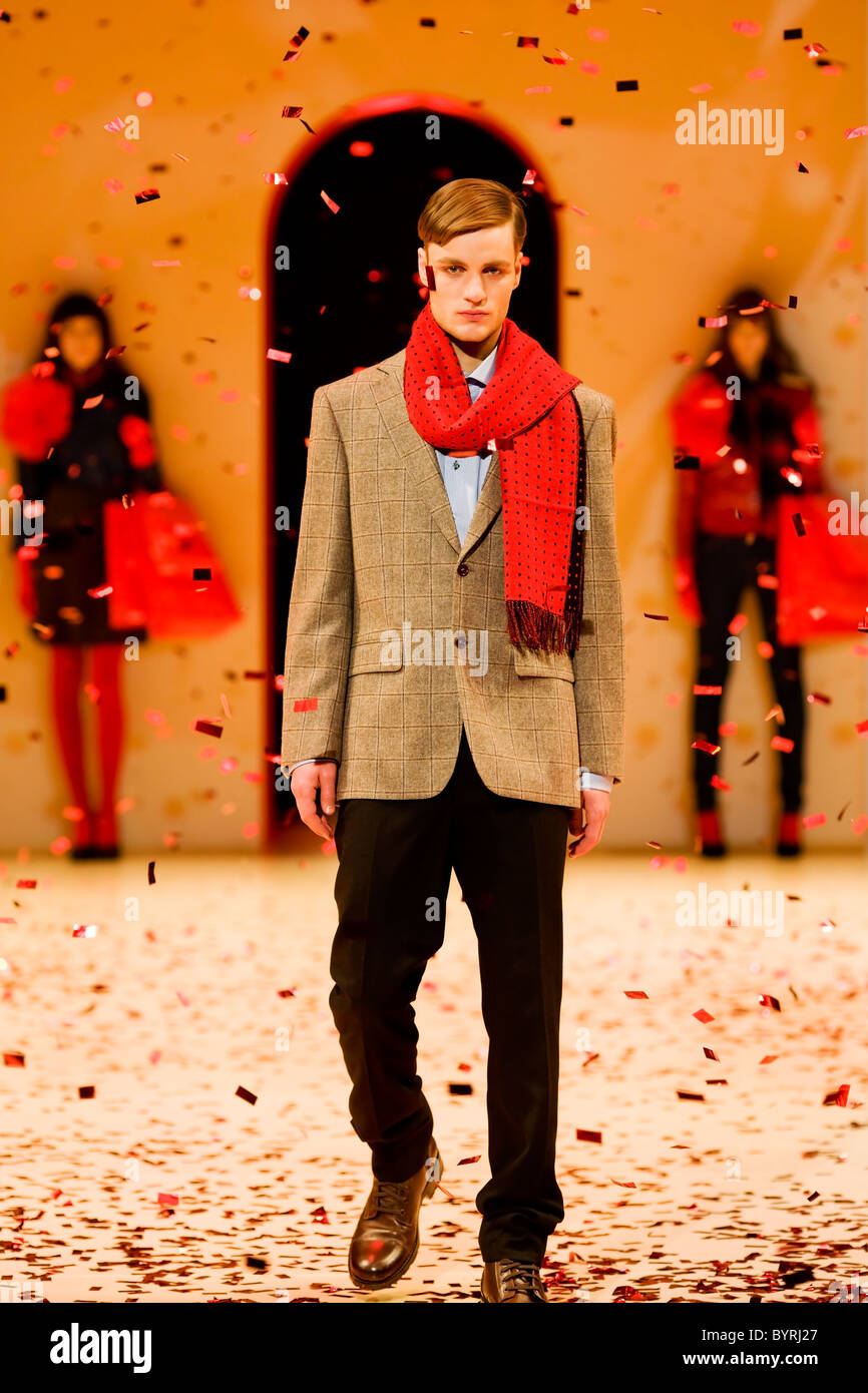 Giovane uomo che mostra abito moderno a Copenhagen International Fashion Fair Foto Stock