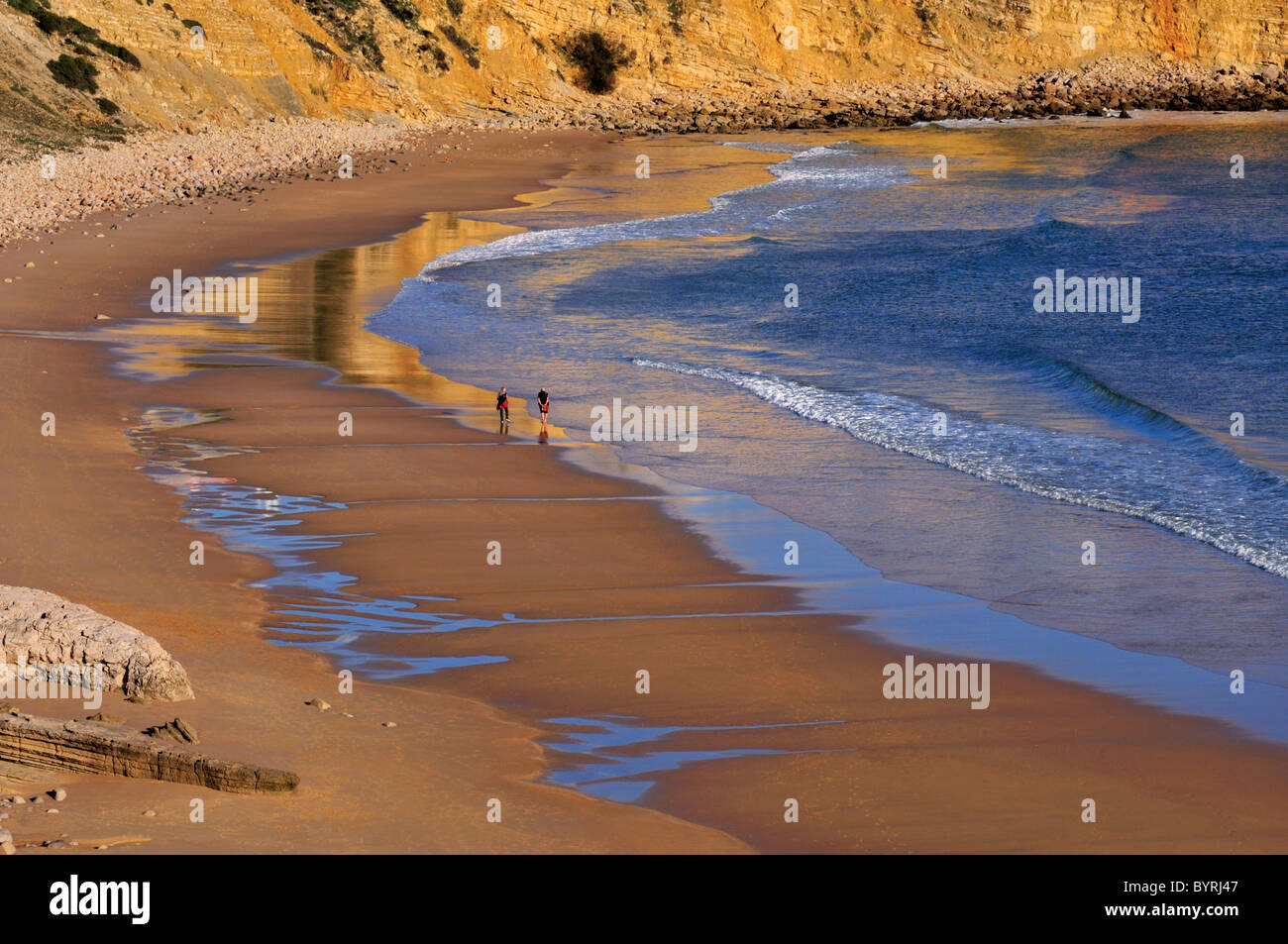 Il Portogallo, Algarve: passeggiata sulla spiaggia a Praia da Mareta in Sagres Foto Stock