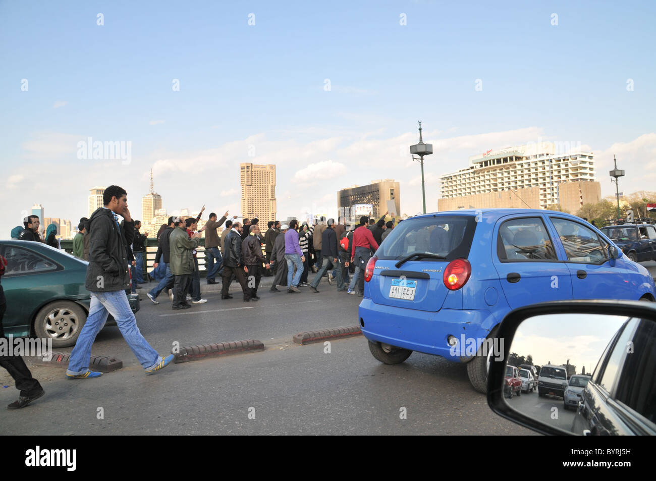 Scene in ed intorno a Tahrir Sq come pro-democrazia manifestanti assemblare al cambiamento della domanda e la rimozione del Presidente Mubarak. Foto Stock