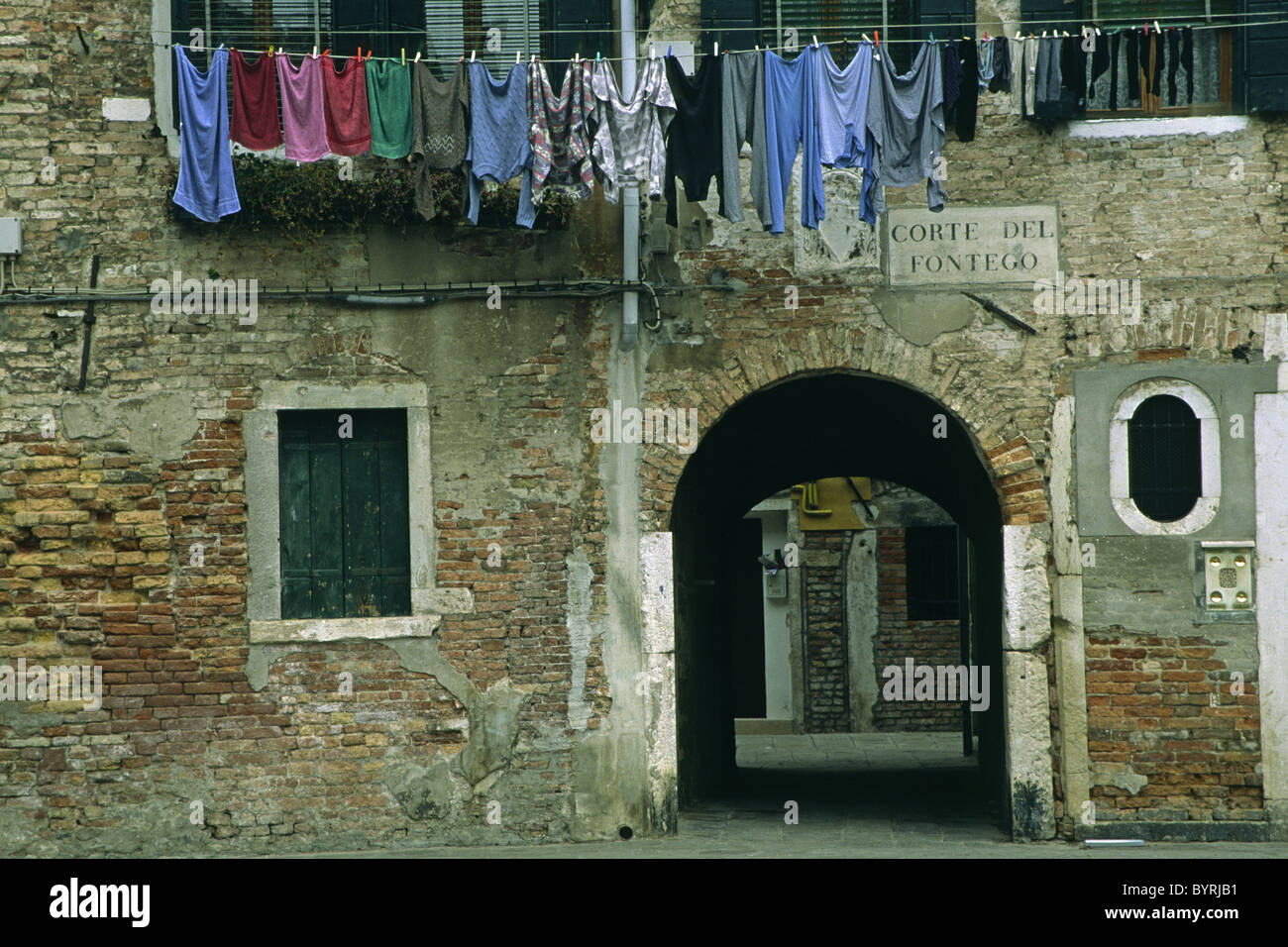 Un arco di una stradina di Venezia, Italia Foto Stock