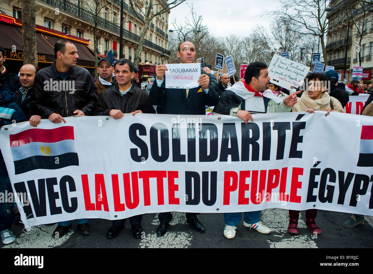 Parigi, Francia, numerosa folla di persone, uomini, fronte, manifestanti egiziani che protestano contro (ex presidente) "Hosni Mubarak”, con segni di protesta e striscione: "Solidarietà con la lotta del popolo egiziano” protesta per la giustizia, la politica internazionale Foto Stock