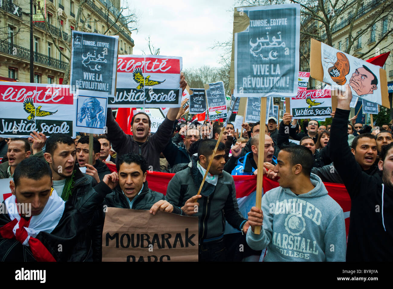 Parigi, Francia, manifestanti egiziani che protestano contro Hosni Mubarak, fuori, 'Primavera araba' folla di uomini che hanno segni di protesta e gridano su strada, primavera araba, politica Foto Stock