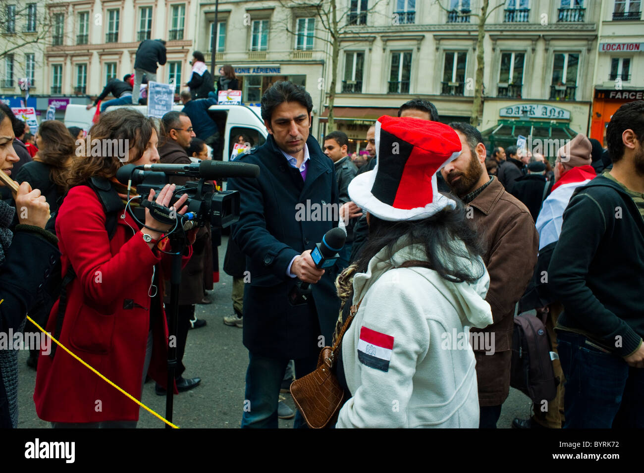 Parigi, Francia, egiziano manifestanti che protestavano contro il "Hosni Moubarak', fuori, Francia 24 TV notizie equipaggio intervistando media intervista Foto Stock