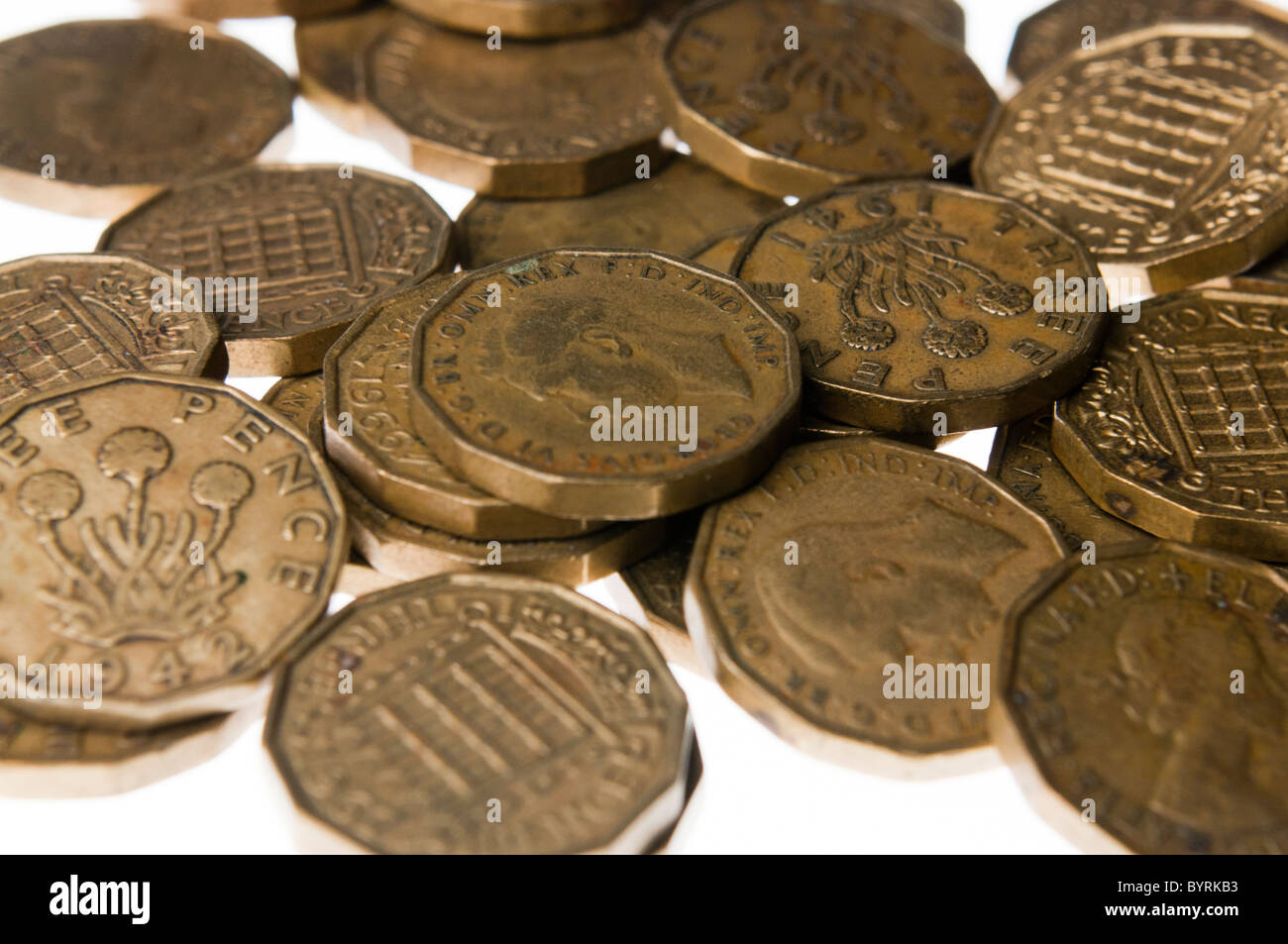 Pila di vecchi thruppenny bit, rilasciato pre-decimilisation nel 1968. Foto Stock