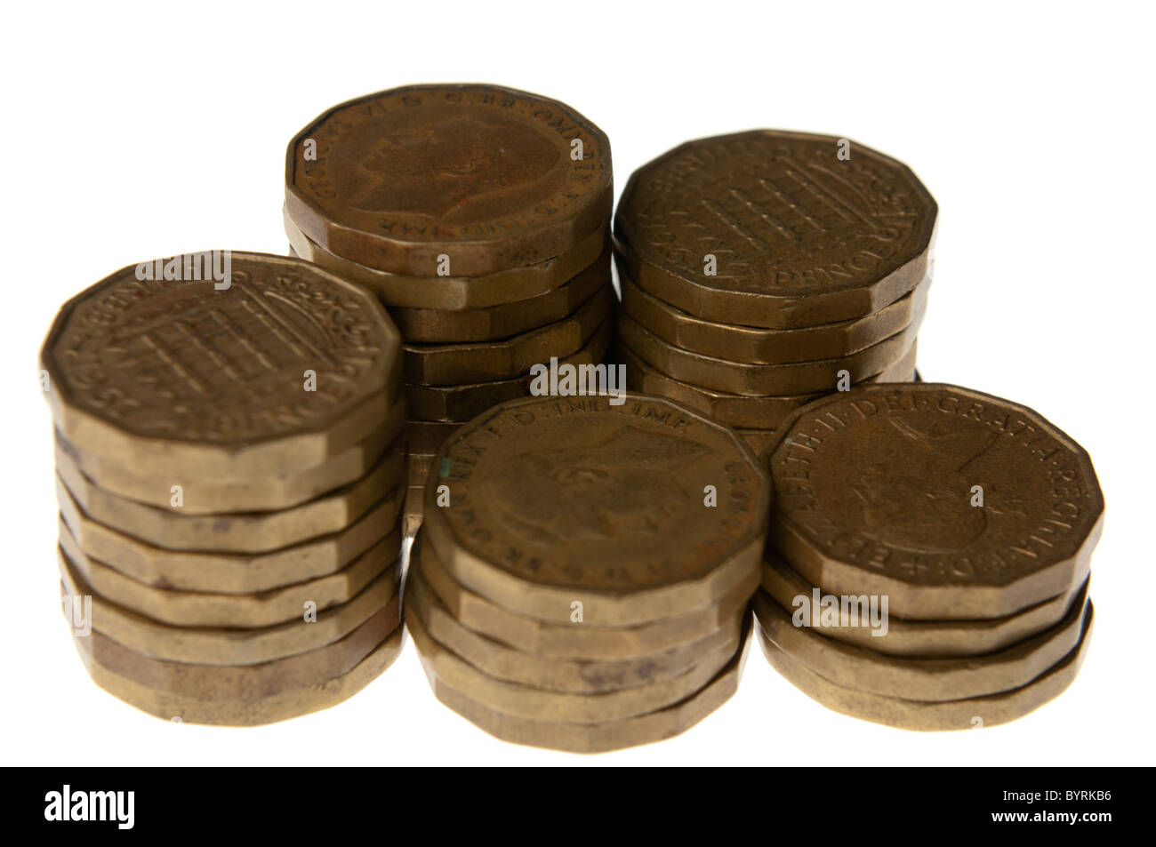 Pila di vecchi thruppenny bit, rilasciato pre-decimilisation nel 1968. Foto Stock