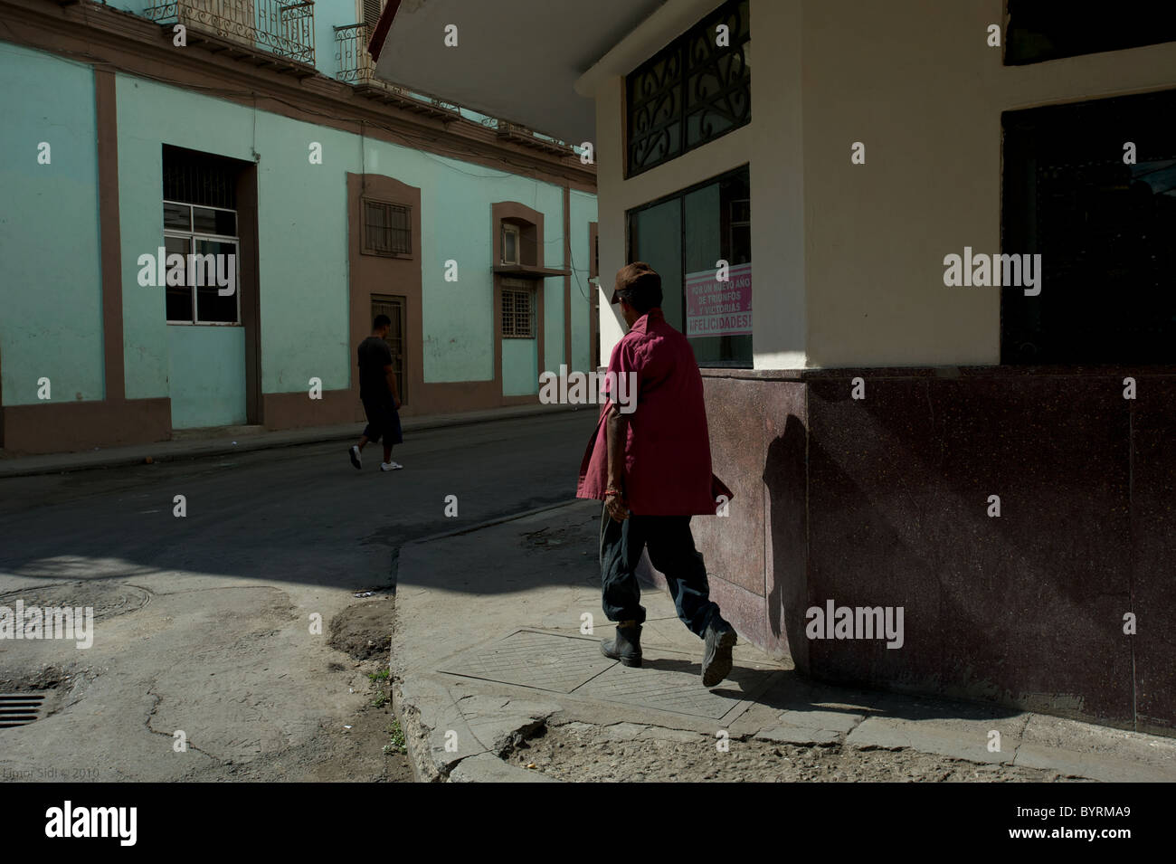 Uomo che cammina in Havana della soleggiata strade. Foto Stock