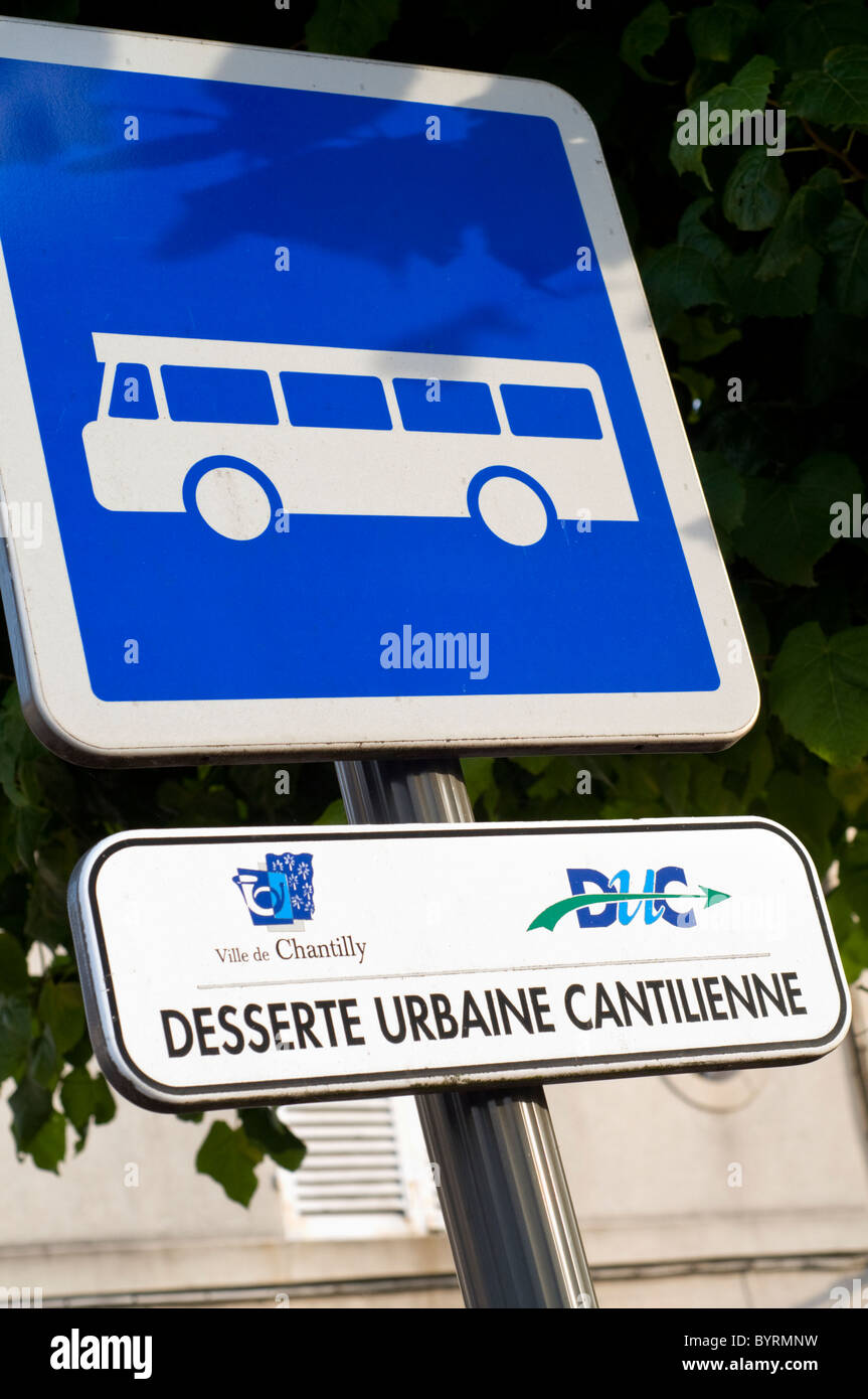 Un segno di traffico sulla strada principale che attraversa la città di Chantilly in Francia Foto Stock