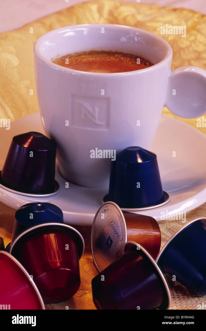 Tazza di caffè espresso con una scelta di sapore capsule Foto Stock