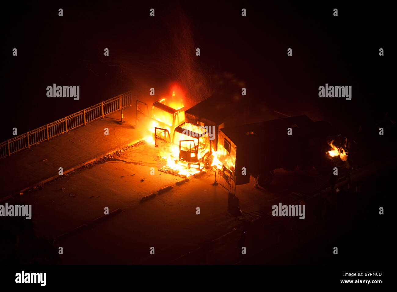Tre di fermo di polizia camion esplodono in una palla di fuoco spento al Galaa Square su Al Ponte Tahrir al Cairo, Egitto il 28 gennaio 2011 Foto Stock