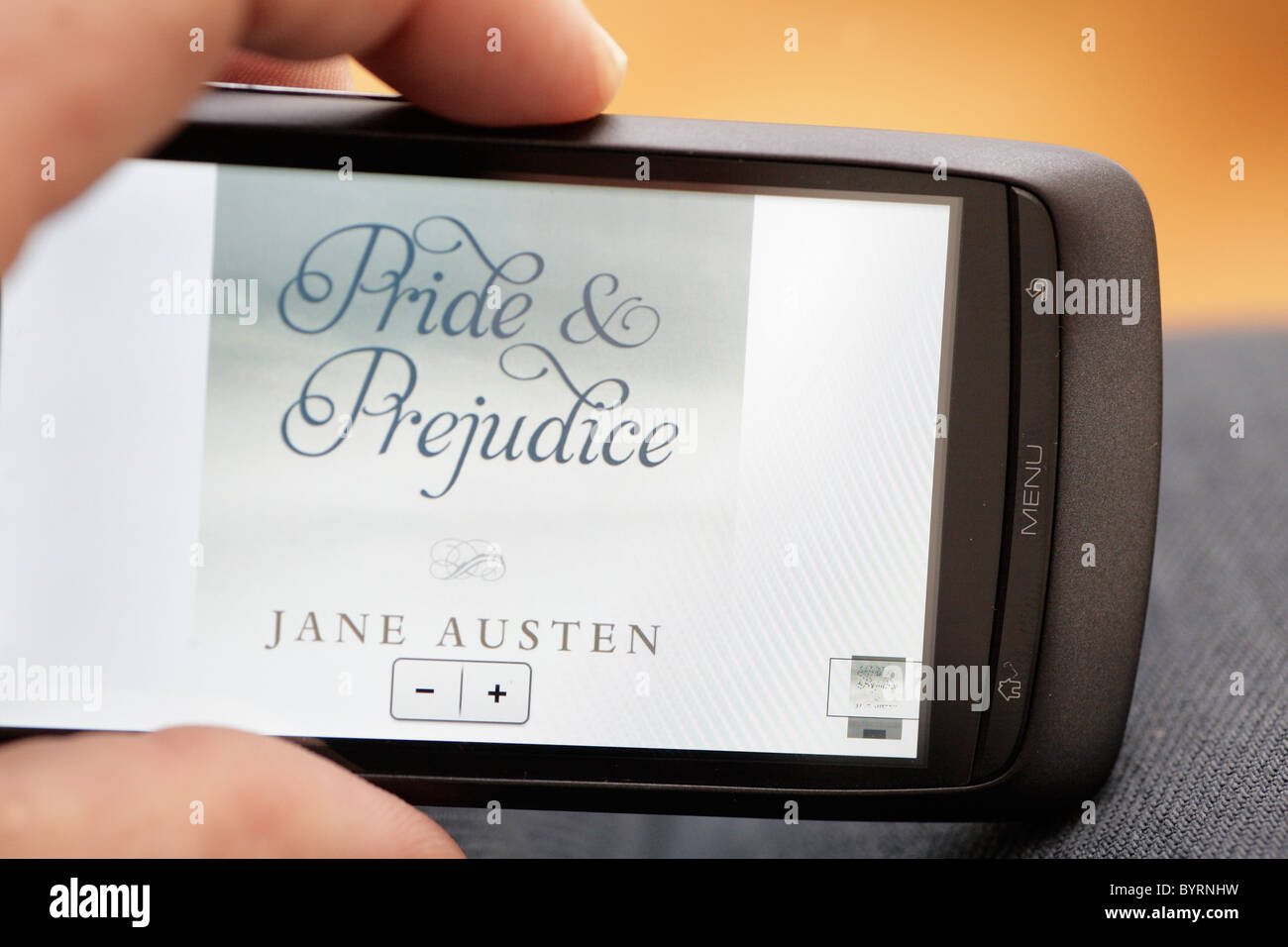 Kindle Reader su un telefono cellulare touchscreen Android smartphone os coprire Orgoglio e pregiudizio di Jane Austen Foto Stock