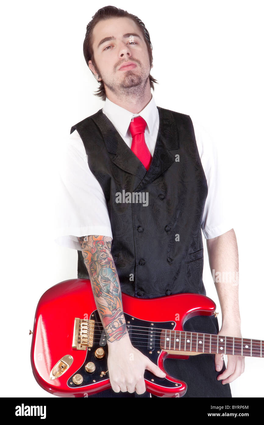 Vestito musicista con tattoo e chitarra Foto Stock