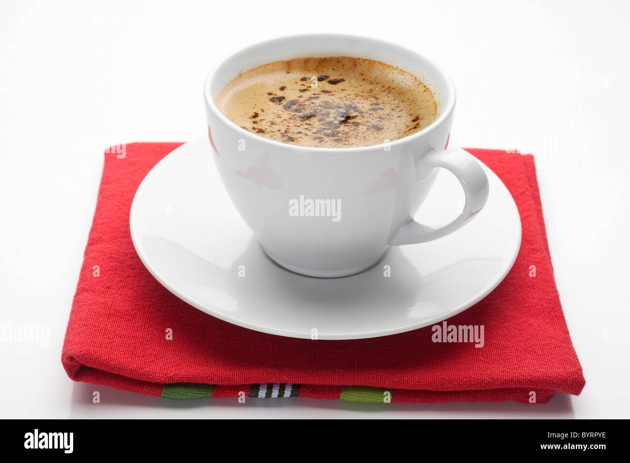 Immagine di un bianco tazza di caffè con red igienico e sfondo bianco Foto Stock