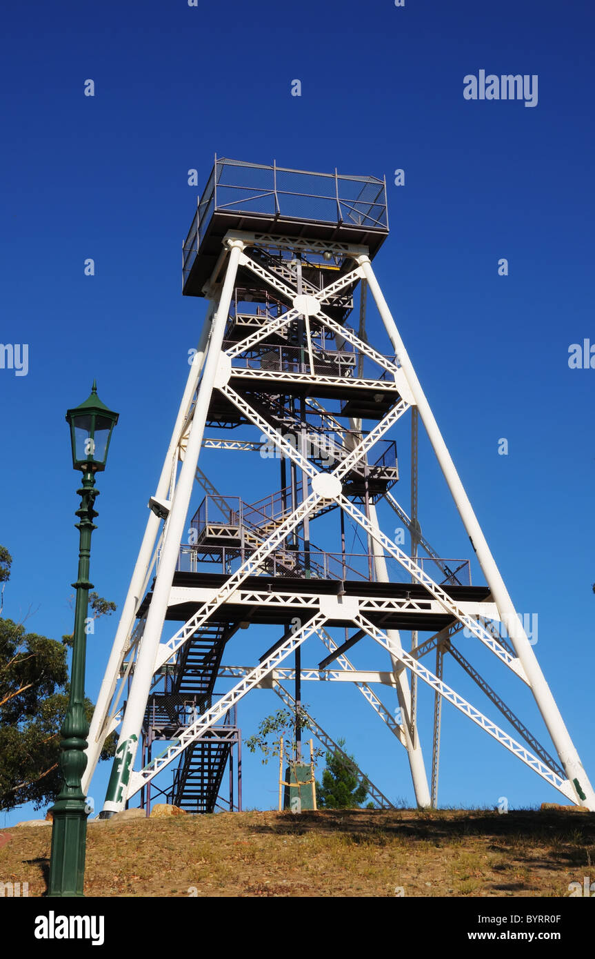 Una torre di data mining, ora una torre di avvistamento, sulla collina di Camp in Bendigo, Australia Foto Stock