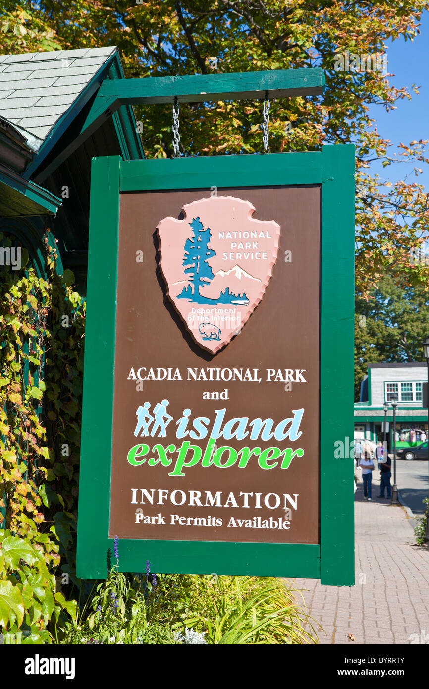 Segno al di fuori del Parco Nazionale di Acadia e Island Explorer ufficio trasporto sul verde villaggio in Bar Harbor, Maine Foto Stock