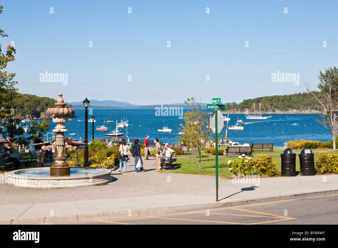 La nave di crociera i passeggeri in attesa di gara imbarcazioni al Parco Agamont in Bar Harbor, Maine Foto Stock