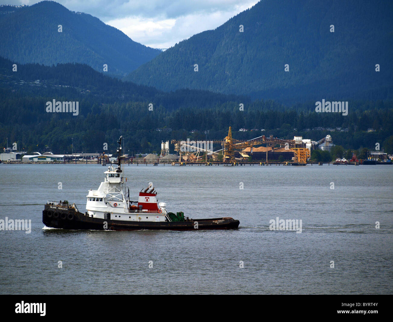 Rimorchiatore nel porto di Vancouver preso dal Canada Place. Foto Stock