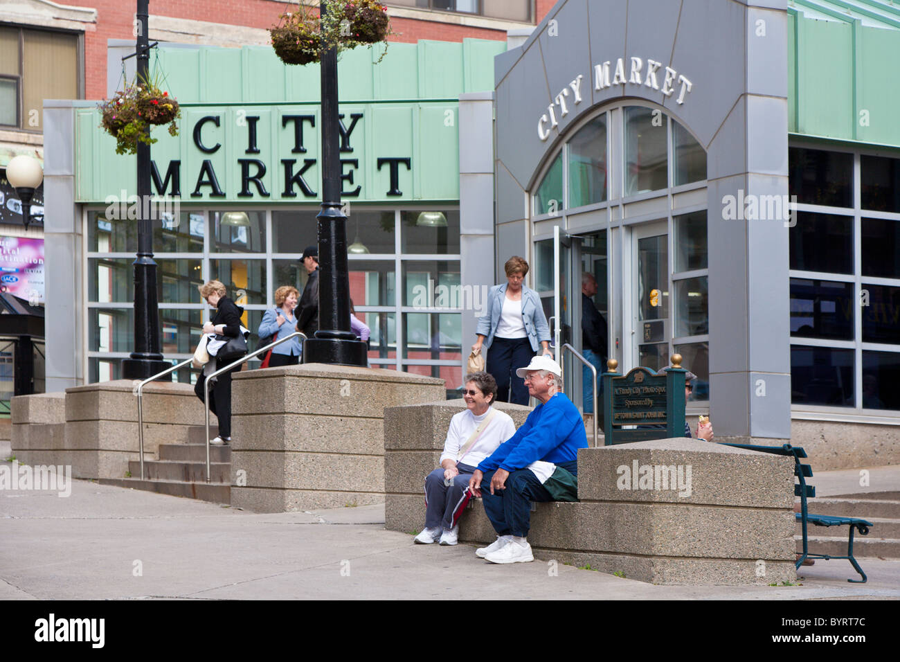 I turisti e gli amanti dello shopping al di fuori della città mercato di San Giovanni, New Brunswick, Canada Foto Stock I turisti e gli amanti dello shopping al di fuori della città mercato di San Giovanni, New Brunswick, Canada Foto Stock
