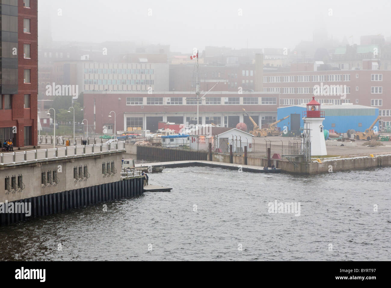 Faro su un angolo del dock commerciale su un nebbioso giorno porto in uptown di Saint John, New Brunswick, Canada Foto Stock