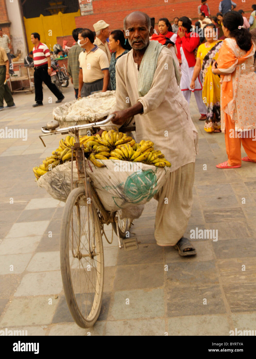 Nepalese venditore di frutta , i popoli vive ( i nepalesi ) , la vita a Kathmandu , kathmandu vita di strada , il Nepal Foto Stock