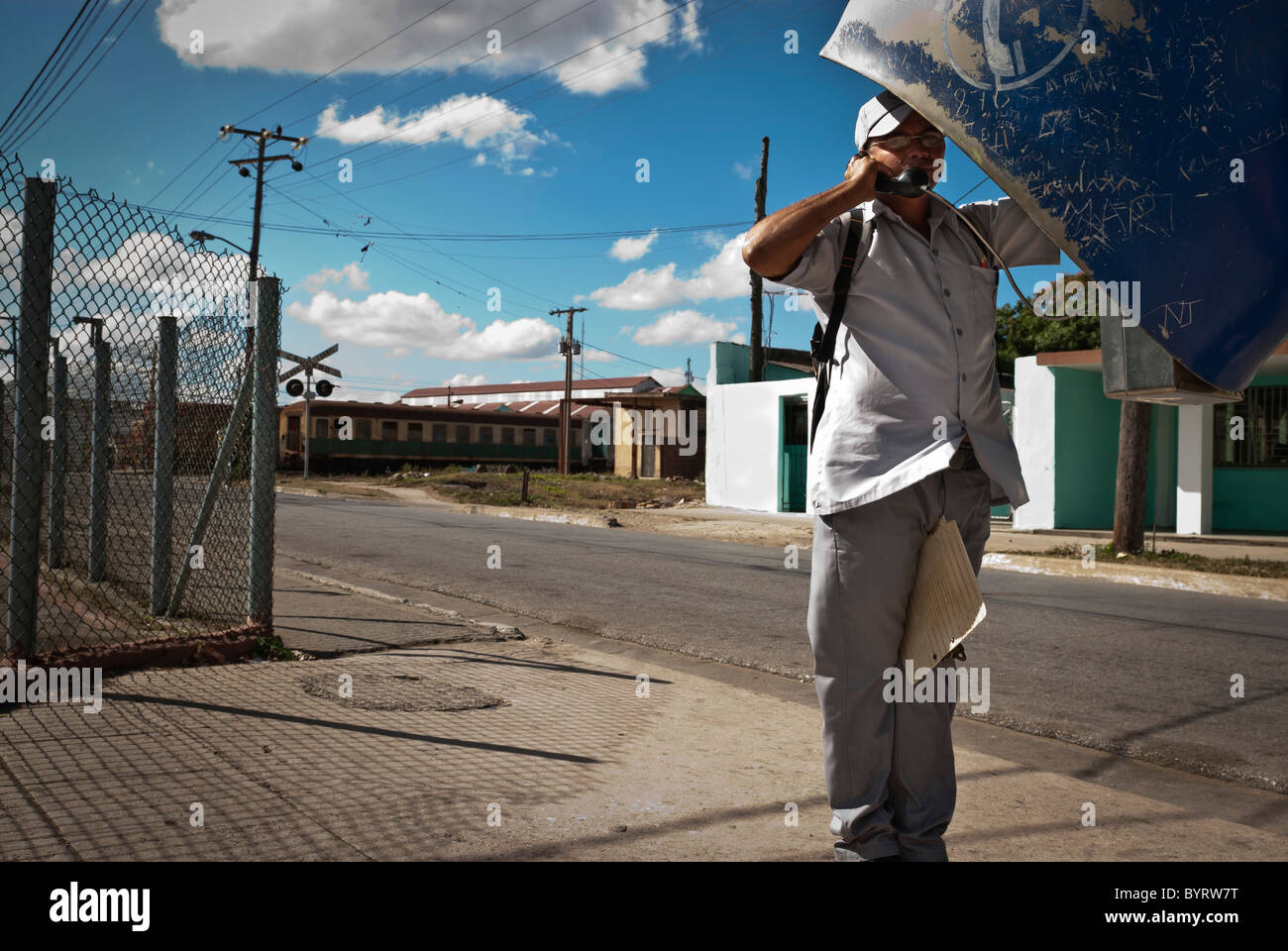 Uomo di effettuare una chiamata da un telefono pubblico, Camaguey, Cuba Foto Stock