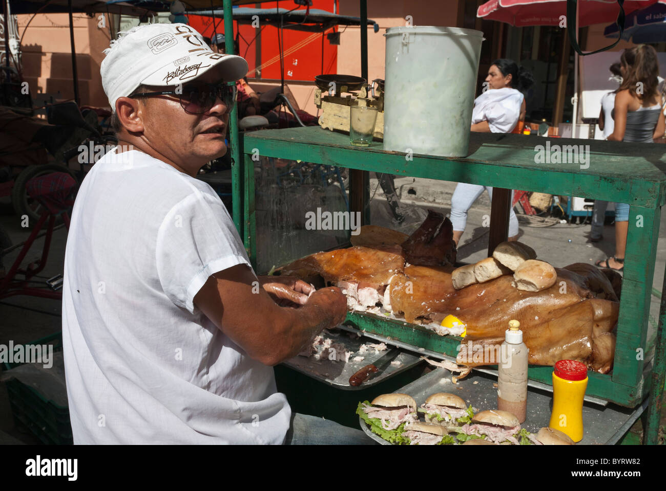 Uomo di vendita di alimenti sulle strade di Camaguey, Cuba Foto Stock