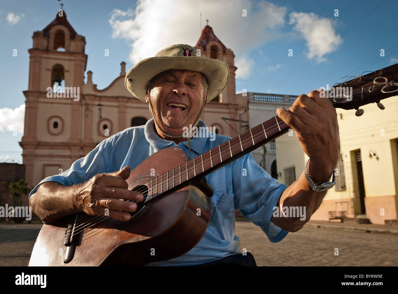 Uomo con chitarra spagnola a cantare in 'Plaza del Carmen' , Camaguey, Cuba, dei Caraibi. Foto Stock