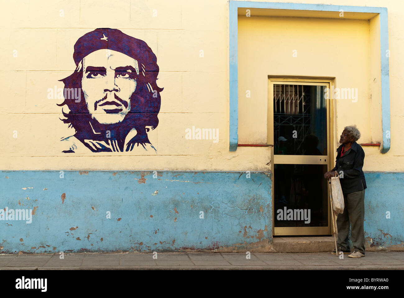 Vecchia donna vicino a un dipinto di Che Guevara, Camaguey, Cuba, dei Caraibi. Foto Stock