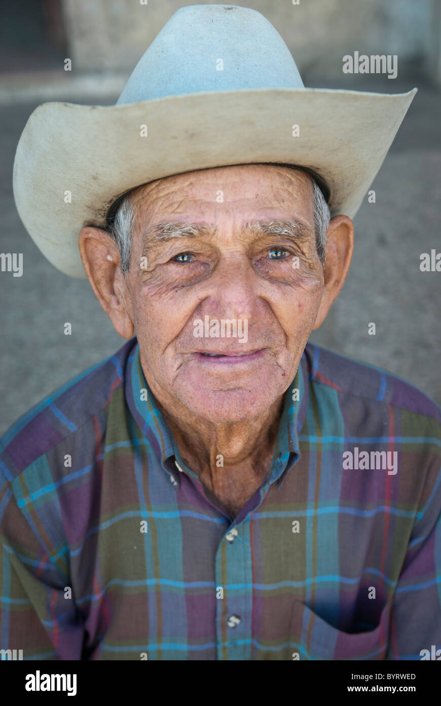 Uomo vecchio con il cappello da cowboy, Palmira, Cienfuegos, Cuba, Caraibi Foto Stock
