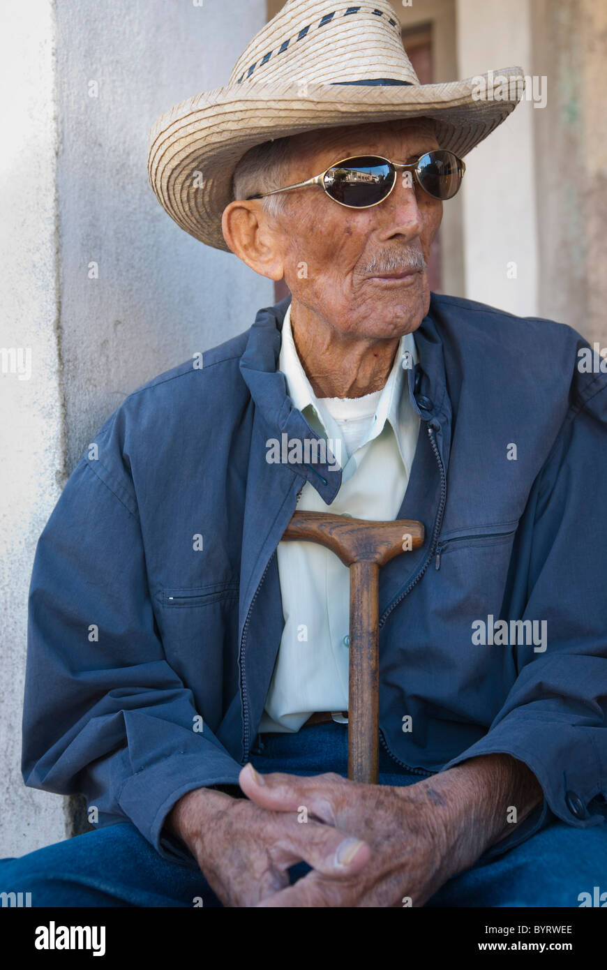 Uomo vecchio con il cappello da cowboy, Palmira, Cienfuegos, Cuba, Caraibi  Foto stock - Alamy