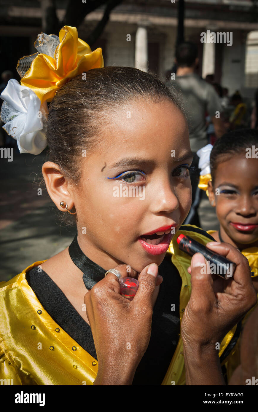 Ragazze tenetevi pronti per una performance nelle strade di La Habana, Cuba, dei Caraibi. Foto Stock