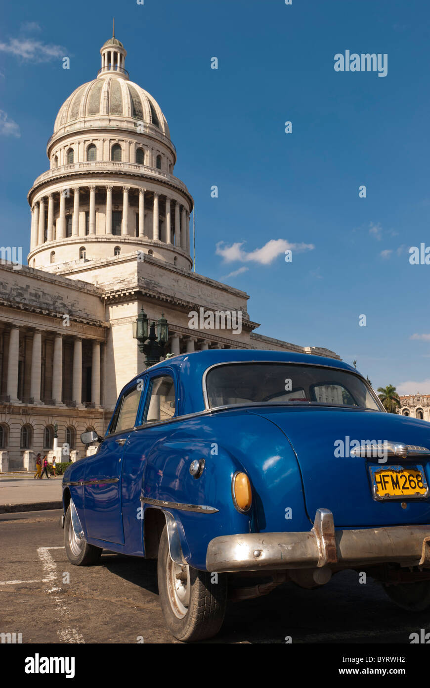 Vecchia auto di fronte al Campidoglio di Ciudad de La Habana, Cuba, Caraibi Foto Stock