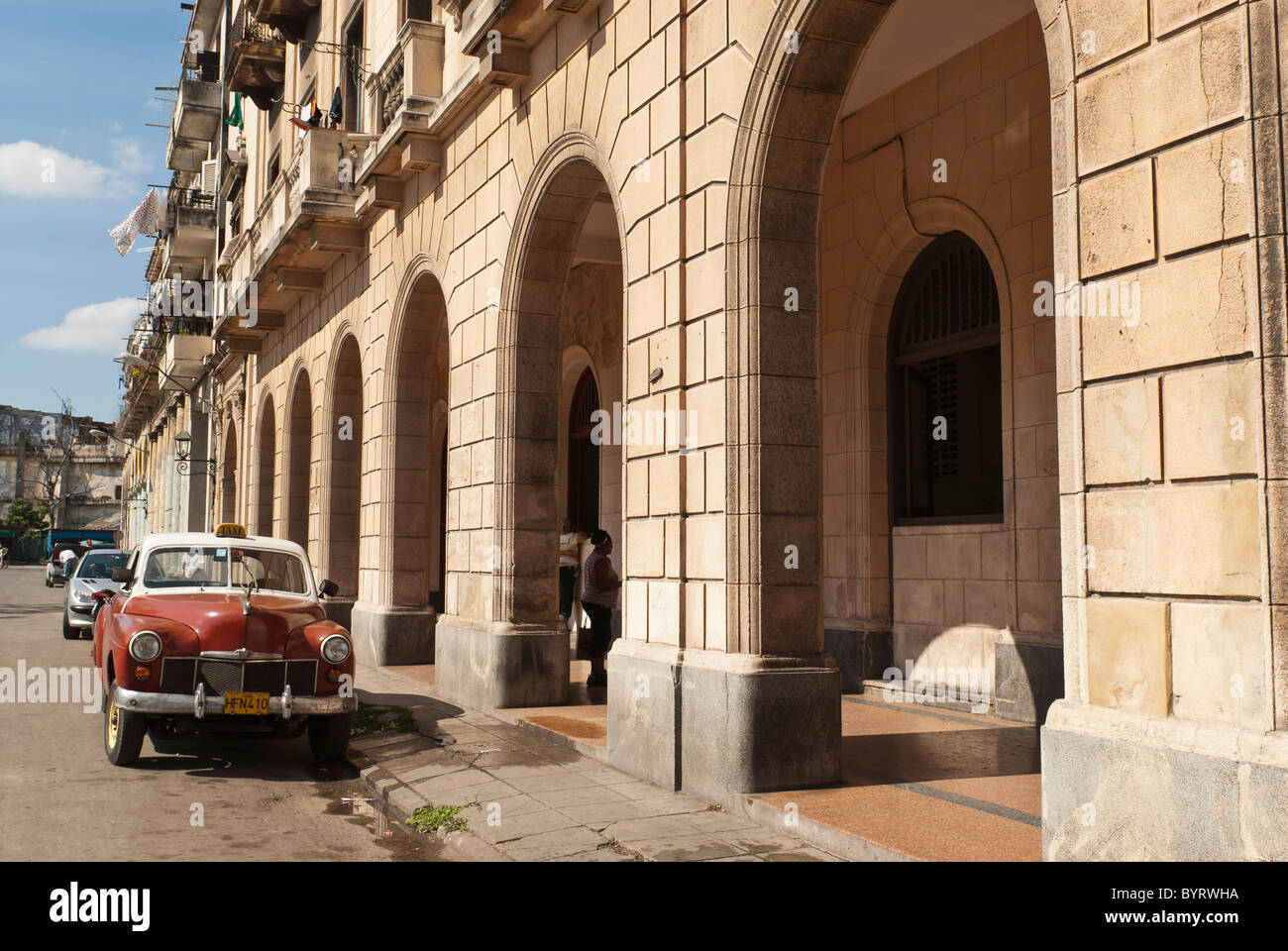 Vecchia auto parcheggiate sulle strade di La Habana, Cuba. Foto Stock