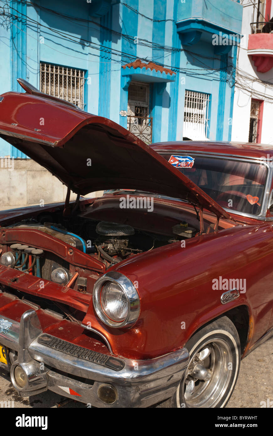 Vecchia auto con bandiera cubana parcheggiato per le strade di La Habana , Cuba. Foto Stock