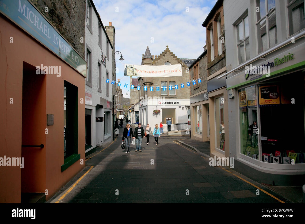 Commercial Street, la strada principale dello shopping a Lerwick, Isole Shetland. Le automobili hanno bisogno di guidare lentamente e con cautela Foto Stock