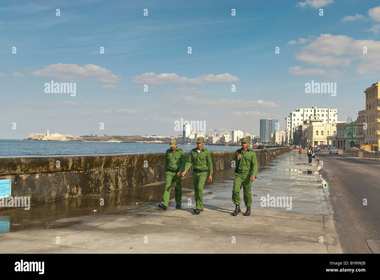 Soldati camminando sul Malecon, La Habana, Cuba Foto Stock